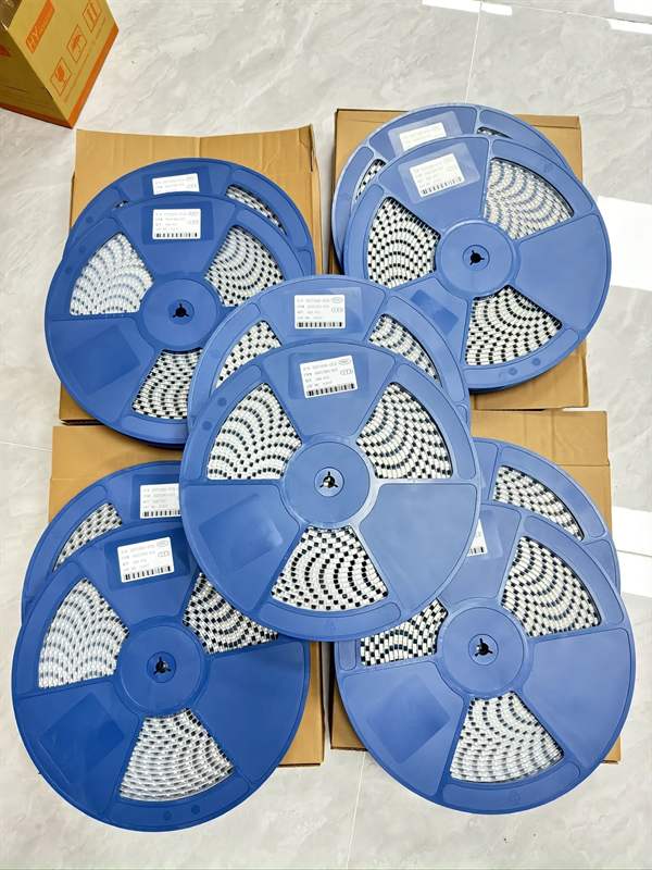 Open master cartons with ER chip resistor reels — rows of anti-static plastic reels ready for export.
