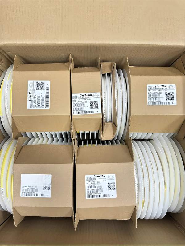 3 columns × 5 rows = 15 reels of ER MD7333H chip resistors in vacuum bags with ER RoHS master carton behind.
