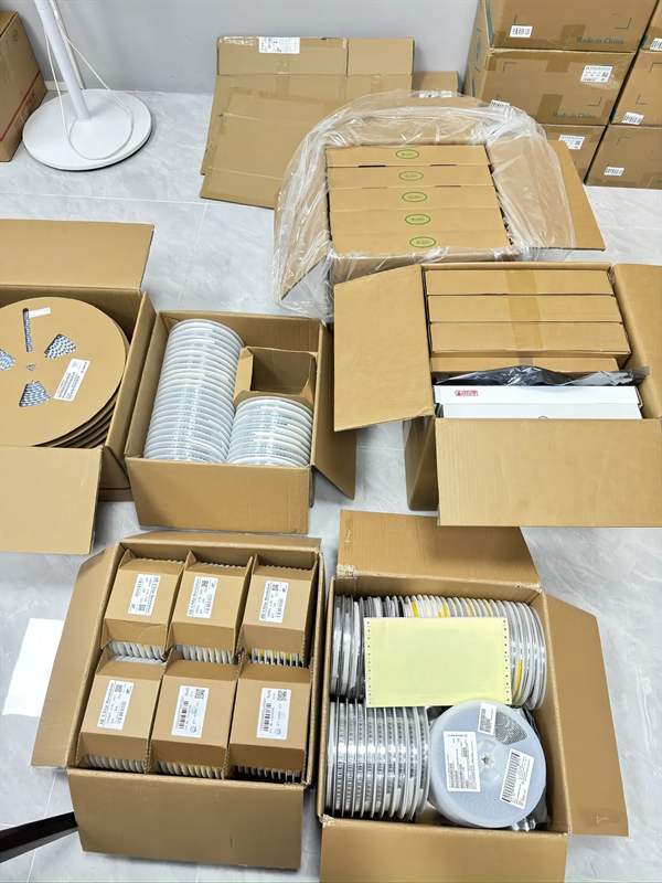 MLCC ceramic capacitor reels from TDK / Murata / Yageo in 0402 0603 X7R packages.